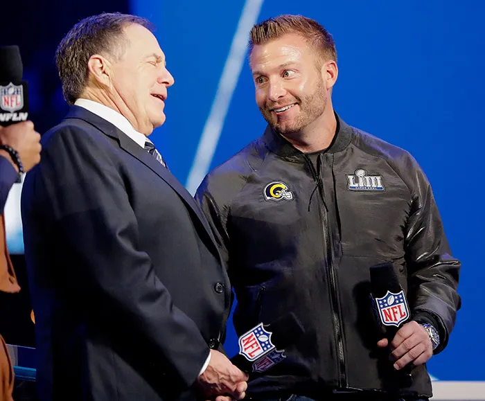AP McVay platica con Belichick en el Opening Night