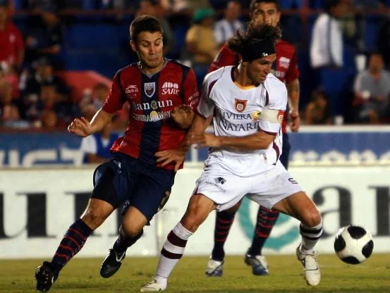 MEXSPORT Marioni disputa el esférico en duelo con Estudiantes