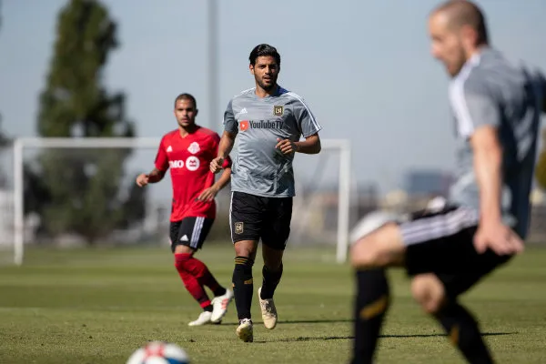 Carlos Vela durante un juego de práctica