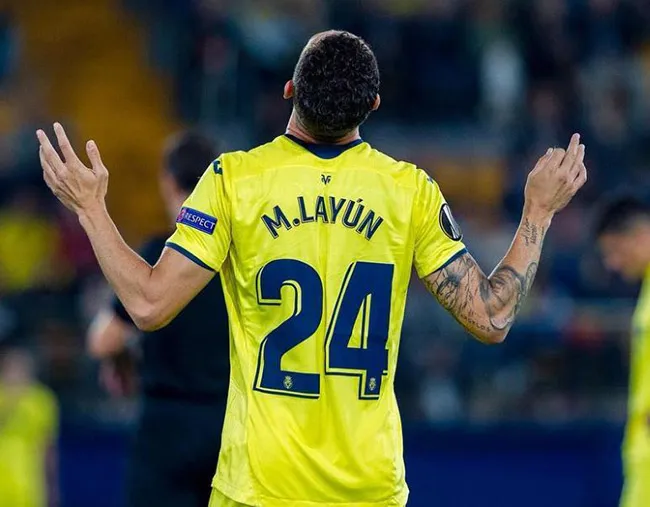 Layún mira al cielo durante un partido