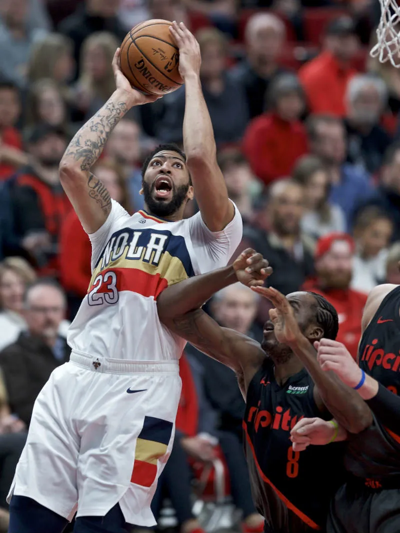 AP Anthony Davis durante un juego con los Pelicans