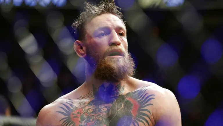 AP McGregor durante la pelea frente a Nurmagomedov