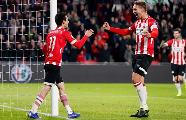 Chucky Lozano festeja un gol con el PSV