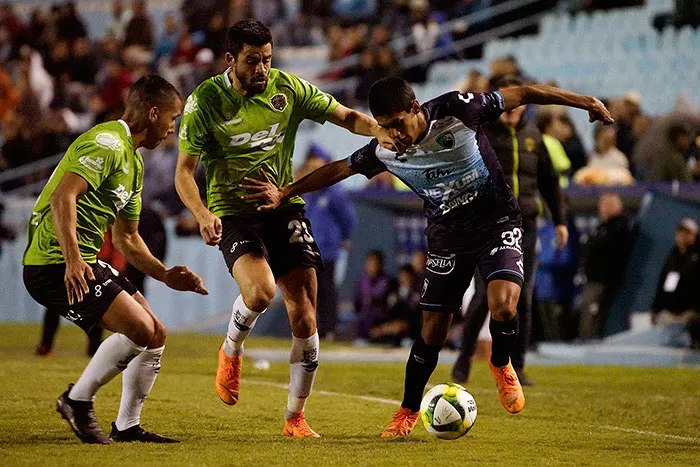 Joaquín Noy y Manuel Alvarado pelean un balón