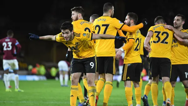 Jiménez festeja su anotación con el Wolverhampton