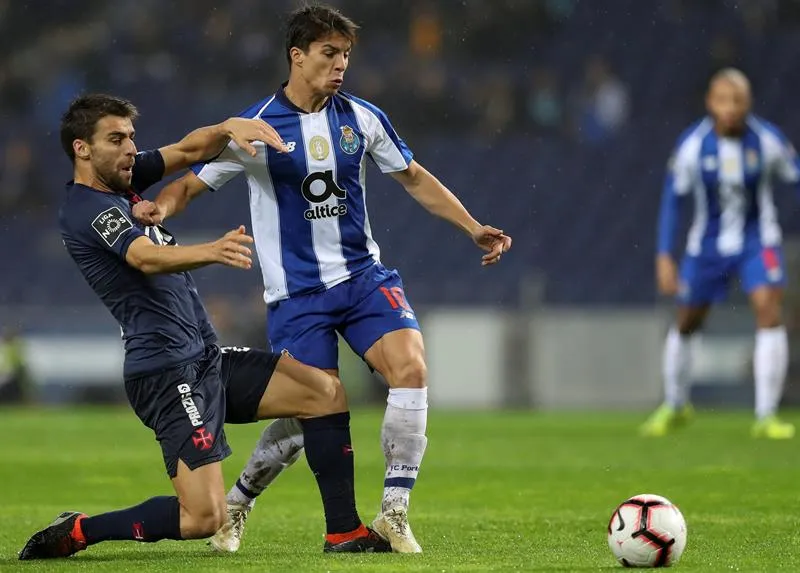 Oliver Torres y Andre Coelho luchan por la redonda