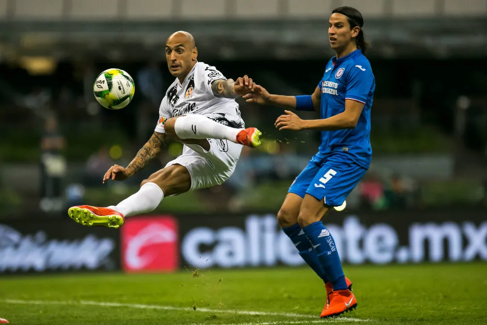 Lichnovsky observa a Nahuelpán en el juego contra Tijuana