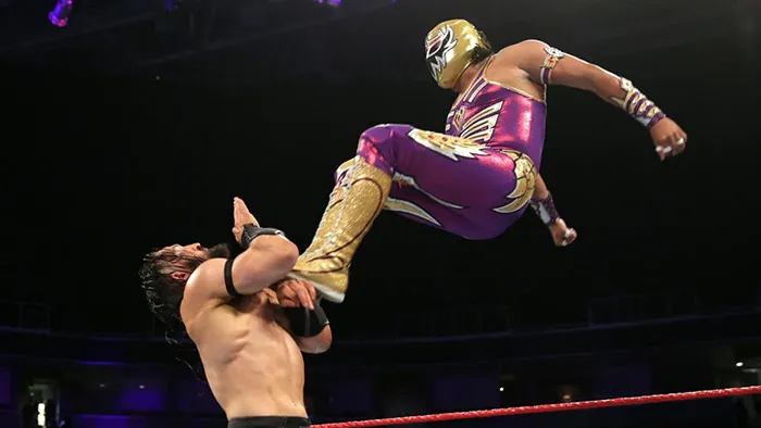 El mexicano le da dos patadas a Neville