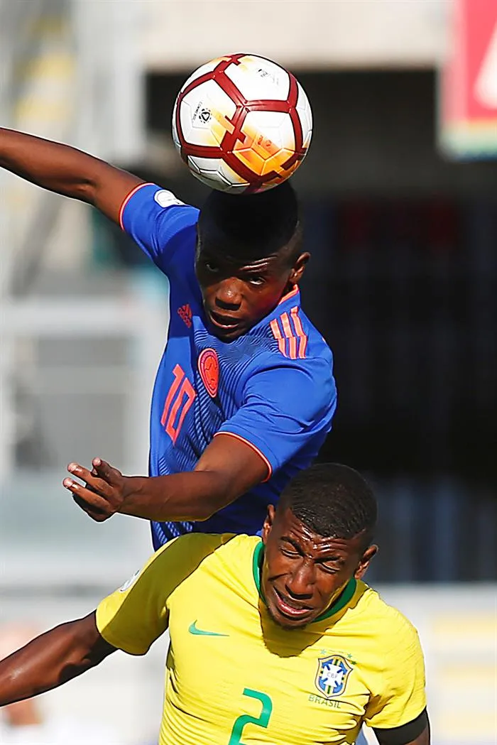 Emerson lucha por el esférico en un duelo con Brasil