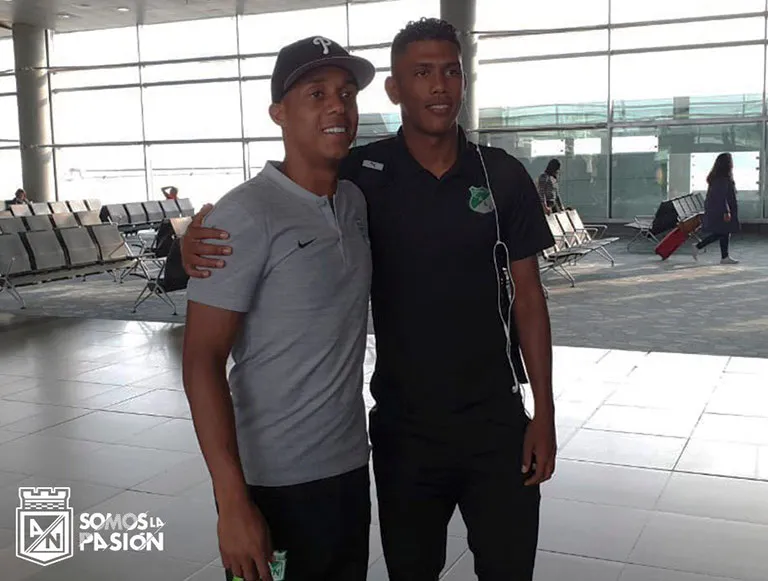 TWITTER @ASODEPORCALI Angulo posa con un aficionado