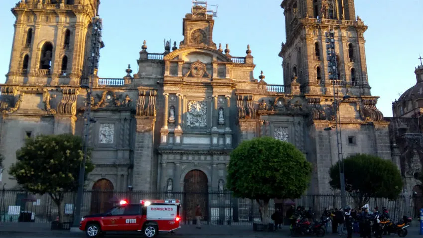 TWITTER @GRAWPEREZ Bomberos acuden a ayudar en el rescate del hombre que subió a la Cúpula de la Catedral