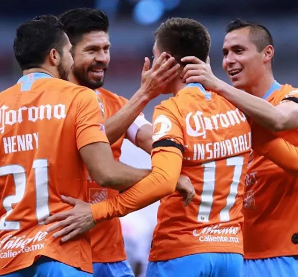 Insaurralde festeja un gol con sus ahora excompañeros