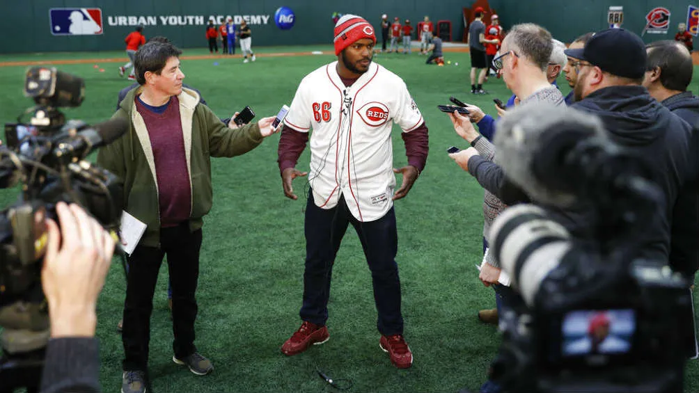 AP Yasiel atiende a los medios durante su presentación con Cincinnati
