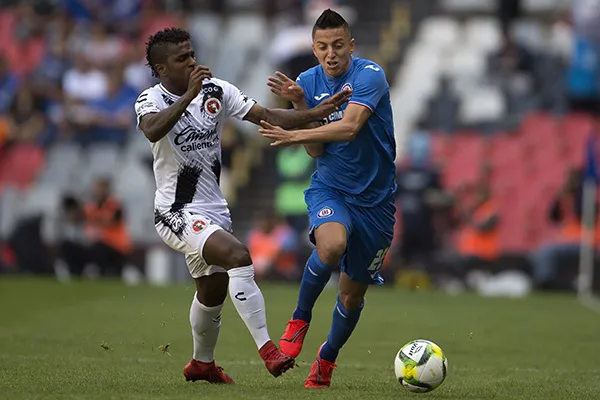 MEXSPORT Roberto Alvarado conduce el balón en juego vs Xolos