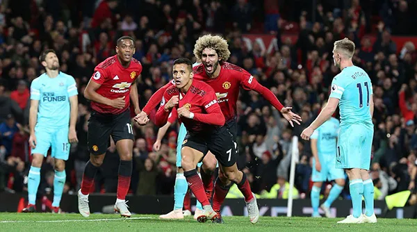 TWITTER @Fellaini Fellaini celebra un gol de Alexis Sánchez