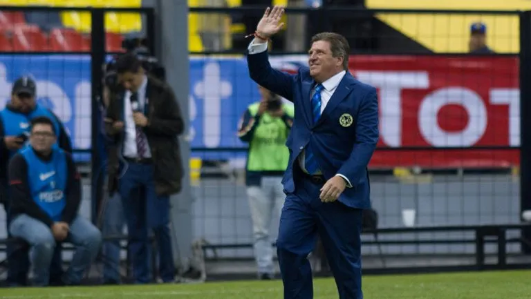 Herrera hace señal aprobatoria en juego de América