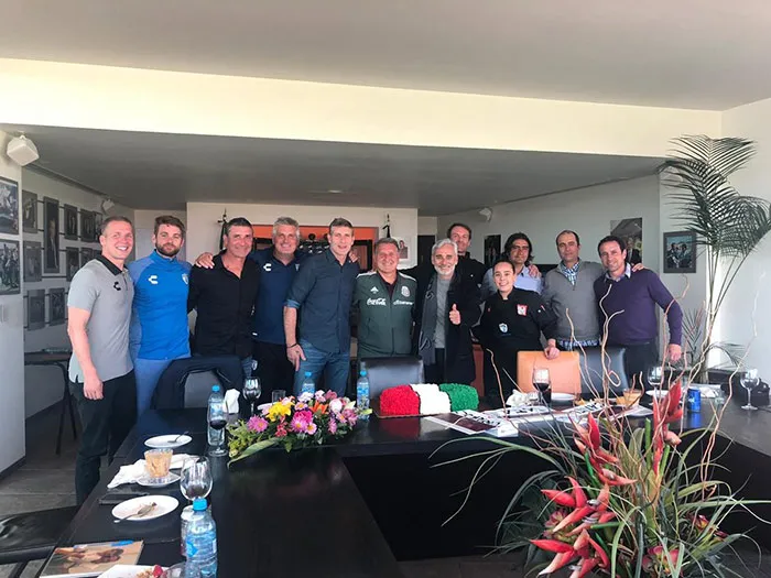 Cuerpos técnicos posan para la foto