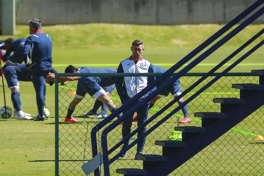 Caixinha durante entrenamiento de Cruz Azul