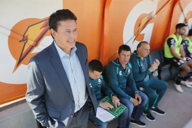 IMAGO7 Salvador Reyes, observa un duelo de Santos