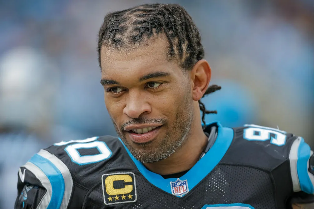 Julius Peppers con las Panteras