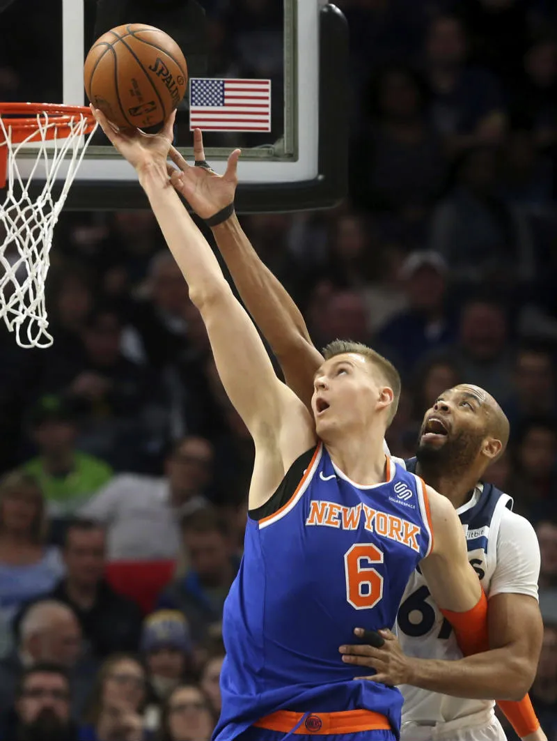AP Porzingis anota una canasta marcado por Taj Gibson