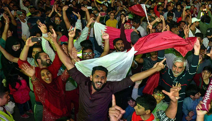 Afición de Qatar festejando al Copa de Asia