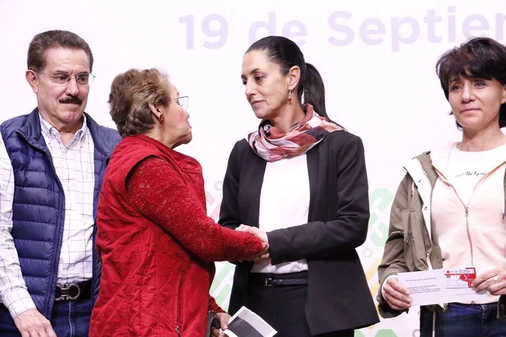 Sheinbaum entabla conversación con ciudadanos de la CDMX