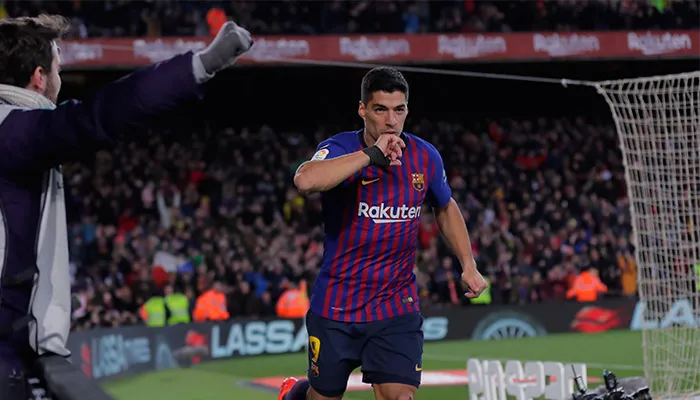 AP Suárez festejando un gol con el Barcelona