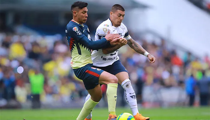 Nico Castillo disputando el balón con Edson Álvarez