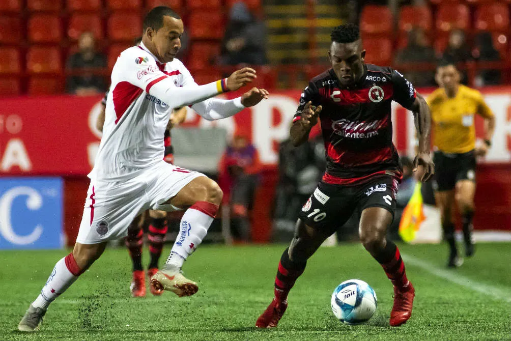 IMAGO7 Bolaños conduce el esférico en duelo contra Toluca