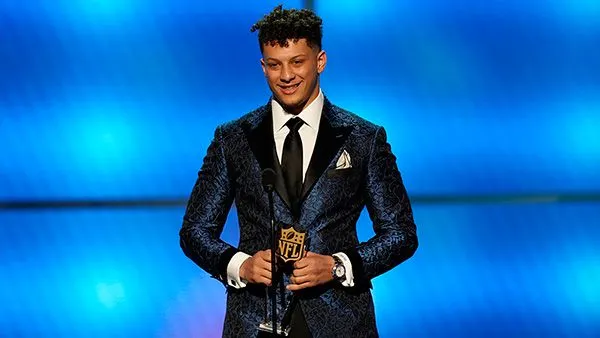 AP Patrick Mahomes con el premio al ofensivo del año