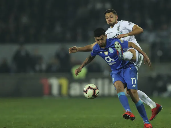 Tecatito Corona en disputa de un balón