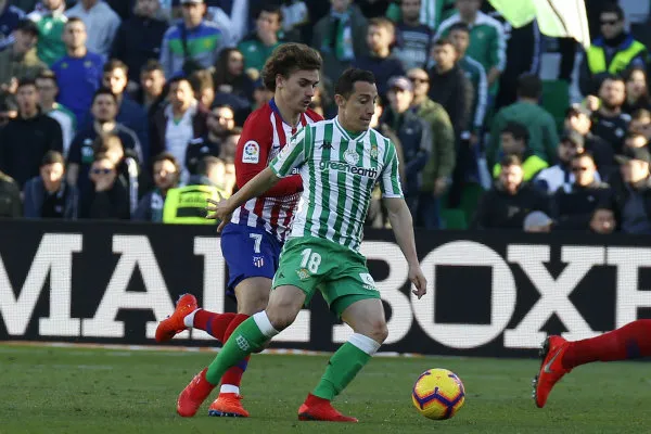 TWITTER @REALBETIS Andrés Guardado disputa un balón con Griezmann