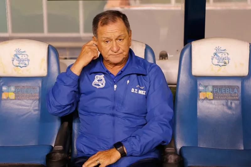 El Ojitos luce pensativo durante un duelo del Puebla