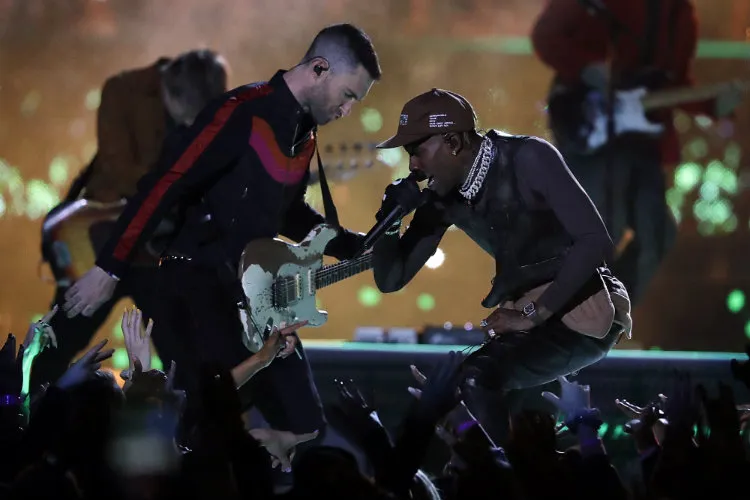 AP Adam Levine y Travis Scott comparten escenario en el halftime show