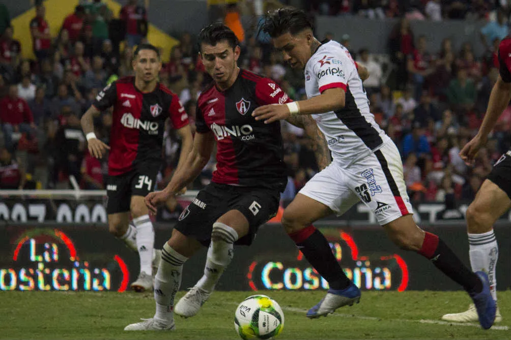 IMAGO7 Edgar Zaldivar y Michaell Chirinos, disputan elesférico