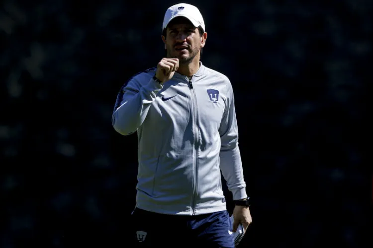 Marioni, durante un entrenamiento en el banquillo de Pumas