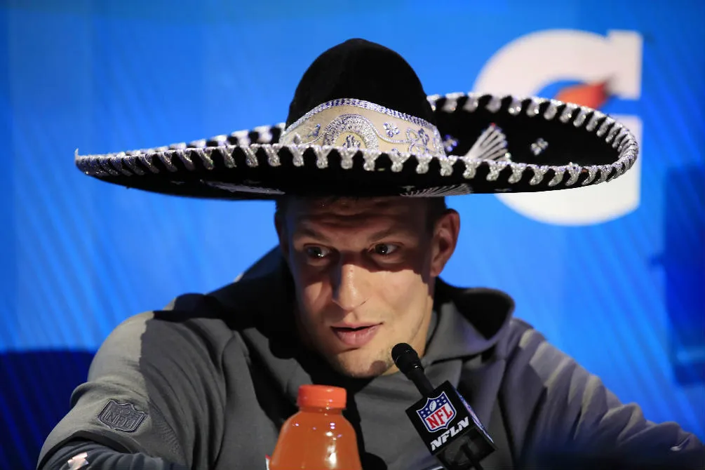 Rob Gronkowski con un sombrero de charro