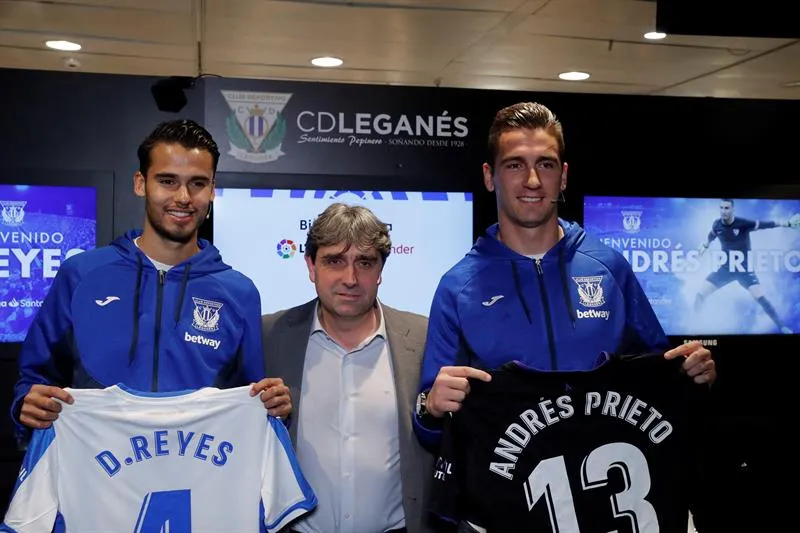 Diego Reyes (izquierda) posa con su jersery en su presentación