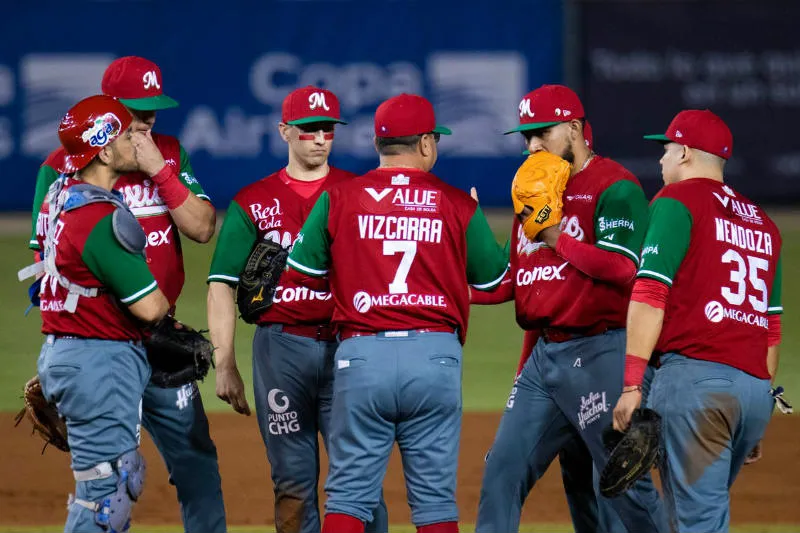 TWITTER @CHARROSBEISBOL Jugadores de los Charros de Jalisco durante el partido