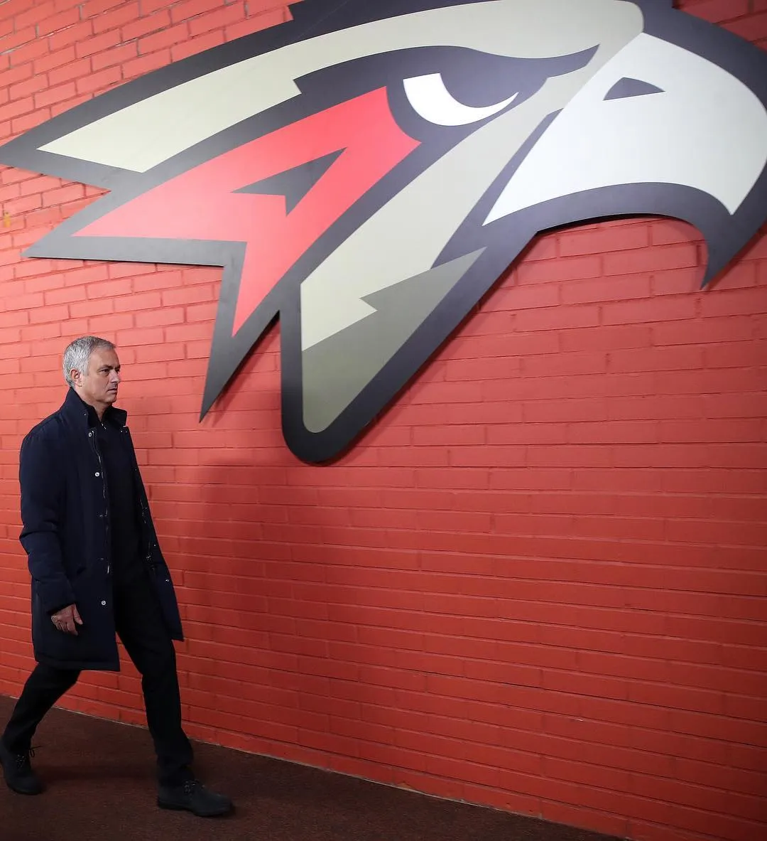 TWITTER @khl_eng Mourinho entrando a las instalaciones de Avangard