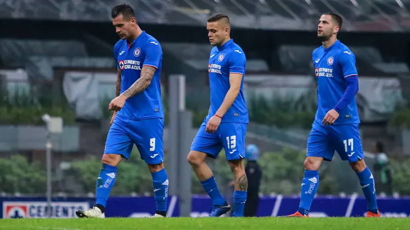 IMAGO7 Caraglio, Rodríguez y Méndez tras una derrota de Cruz Azul