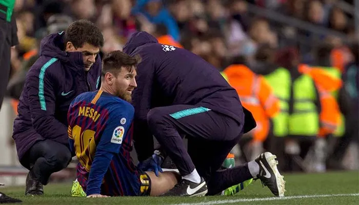 Messi siendo atendido tras su contractura