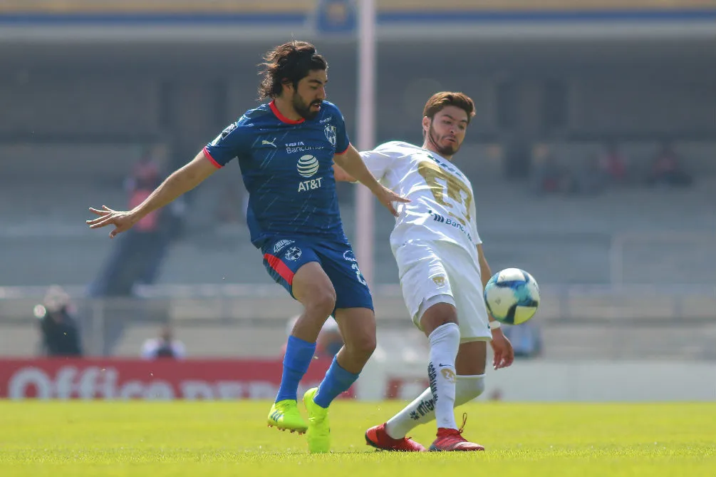 Rodolfo Pizarro y Pablo Jáquez disputan un balón