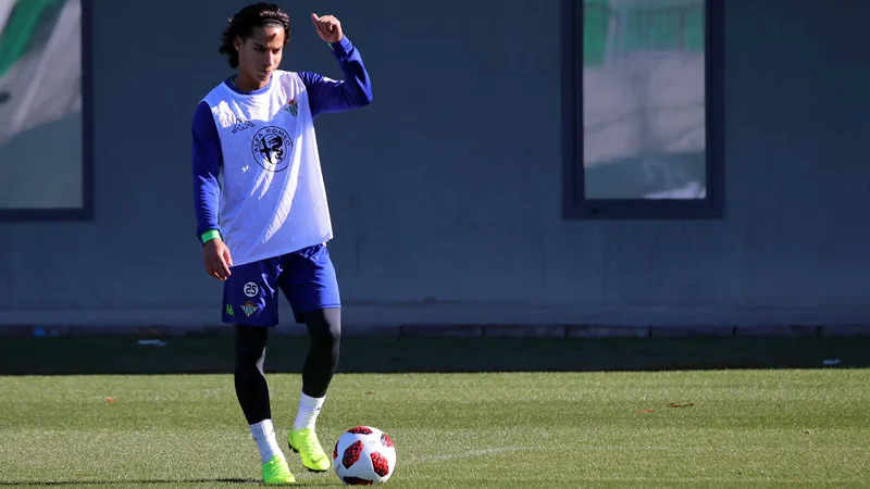 FACEBOOK @realbetisbalompie Diego, en el entrenamiento de Quique Setién
