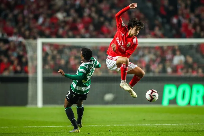 EFE Joao Félix deja un hombre en el camino en duelo contra Sporting de Lisboa
