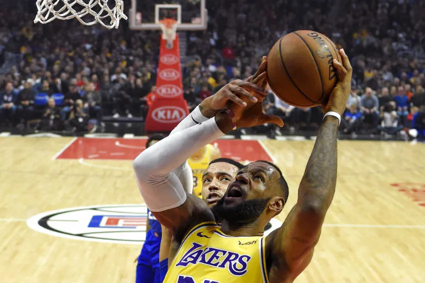 AP LeBron intenta encestar en partido de los Angeles Lakers