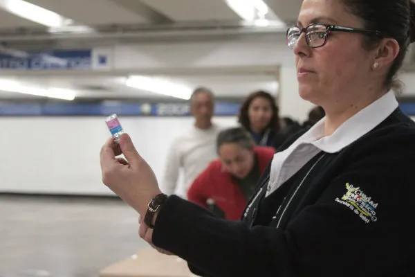 Elementos de la Secretaría de Salud aplica vacunas contra la influenza
