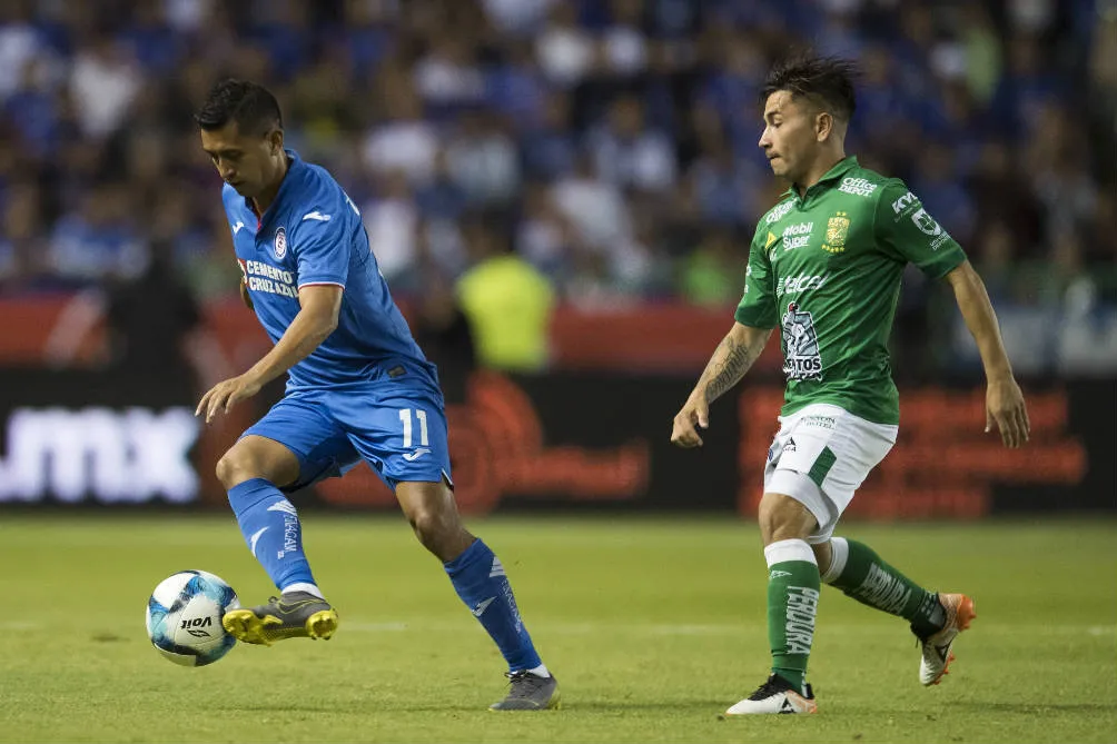 MEXSPORT Elías conduce el esférico en duelo contra La Fiera