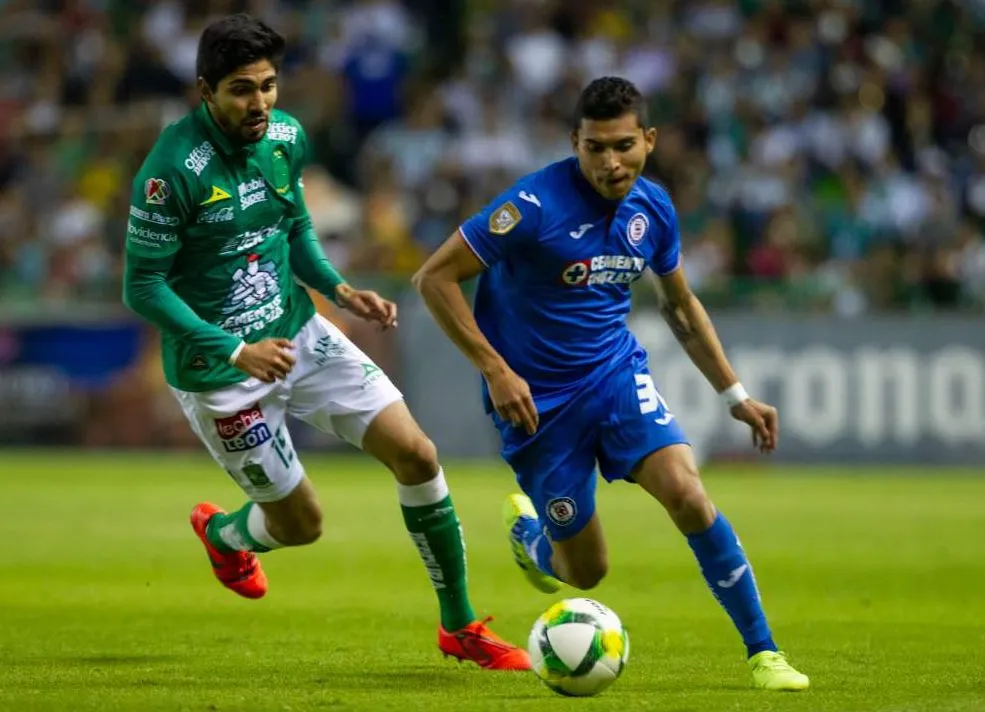 MIGUEL PONTÓN Orbelín conduce el esférico ante la marca de Iván Ochoa